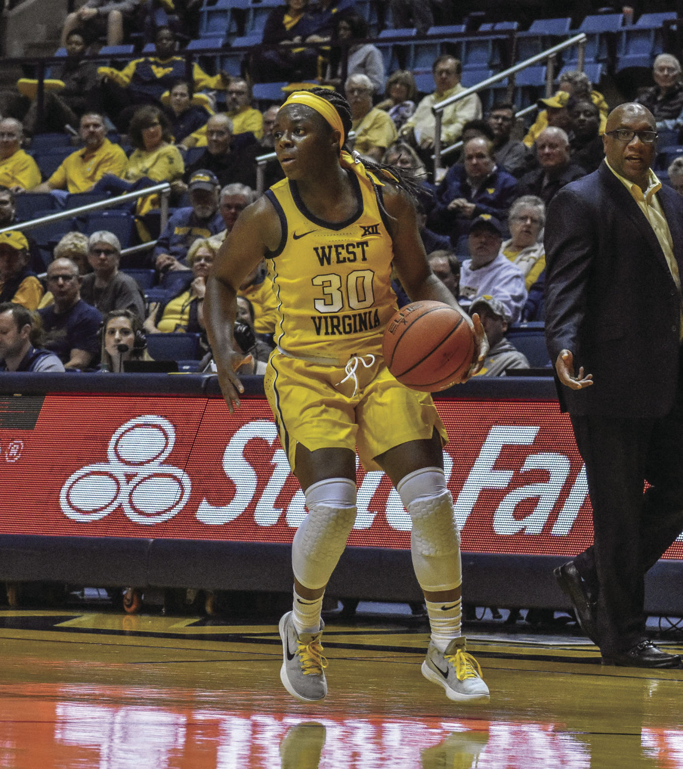 WVU basketball Maisen Smith dribbles ball